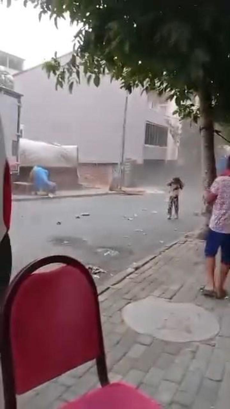 Avcılarda fırtına nedeniyle ağaçlar devrildi, çatılardan parçalar uçtu