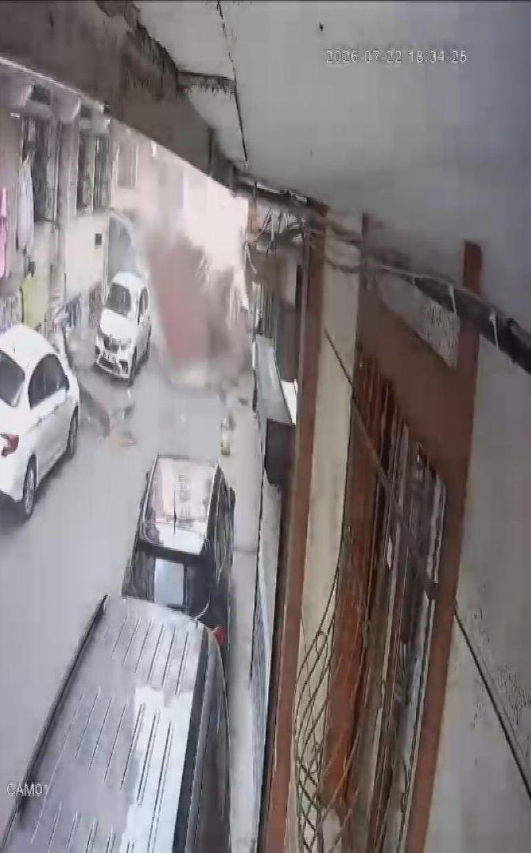 Esenlerde çocuklar fırtına nedeniyle uçan çatının altında kalmaktan son anda kurtuldu
