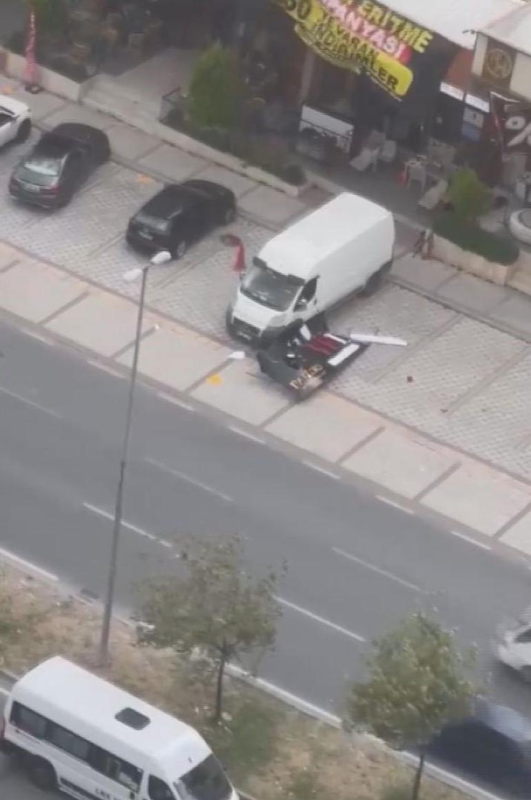 Avcılarda fırtına nedeniyle sürüklenen tabela yolda yürüyen yayanın üzerine devrildi