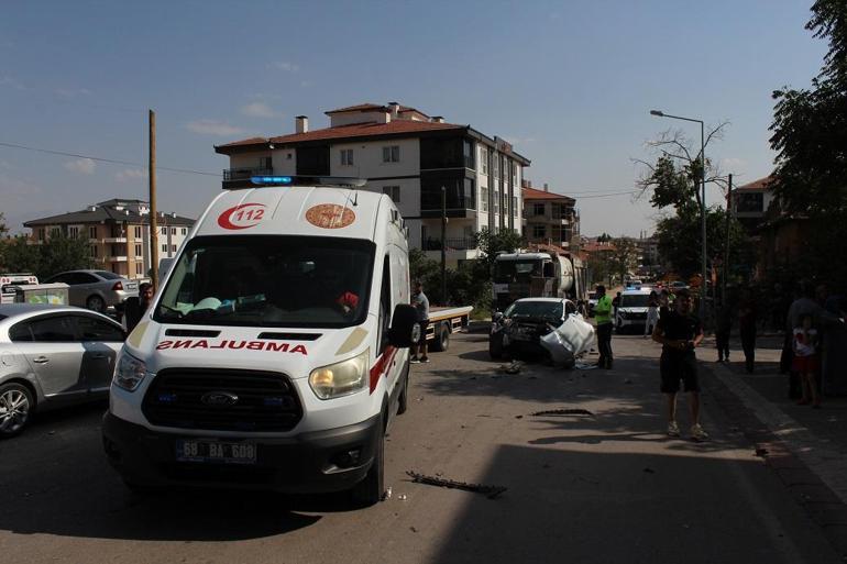 Otomobil ile çekicinin çarpıştığı kaza kamerada; 5 yaralı