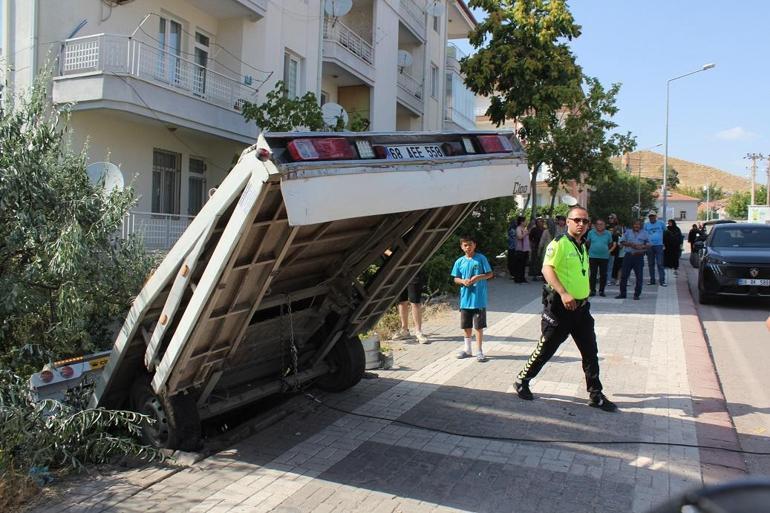 Otomobil ile çekicinin çarpıştığı kaza kamerada; 5 yaralı