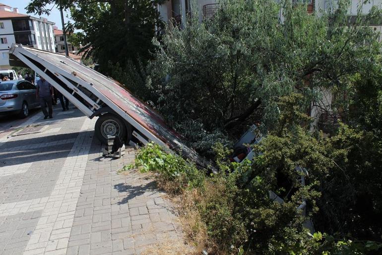 Otomobil ile çekicinin çarpıştığı kaza kamerada; 5 yaralı