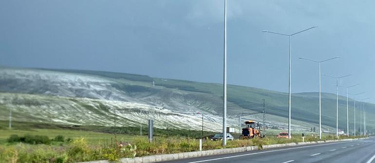 Ardahan-Göle yolu dolu nedeniyle geçici süre ulaşıma kapandı