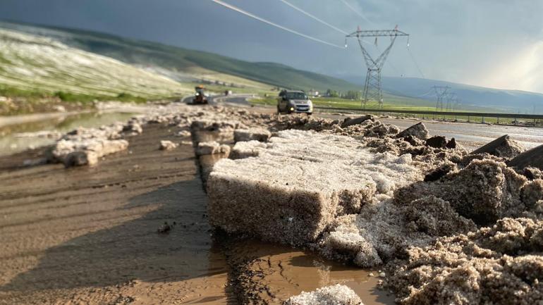 Ardahan-Göle yolu dolu nedeniyle geçici süre ulaşıma kapandı