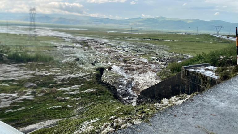 Ardahan-Göle yolu dolu nedeniyle geçici süre ulaşıma kapandı