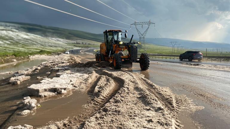 Ardahan-Göle yolu dolu nedeniyle geçici süre ulaşıma kapandı