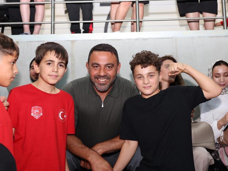 Gençlik ve Spor Bakan Yardımcısı Yerlikaya, Türkiye Minikler Güreş Şampiyonası’nı takip etti