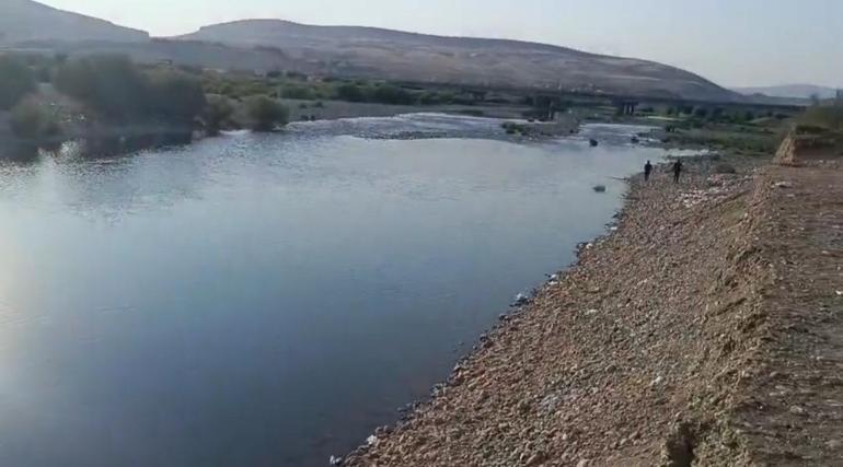 Batmanda çaya giren çocuk boğuldu, babasını ekipler kurtardı