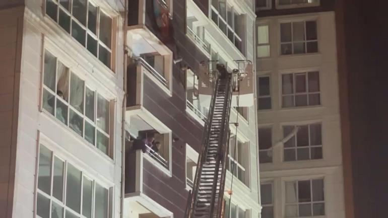 Esenyurtta 14 katlı binada yangın; mahsur kalan 13 kişi kurtarıldı