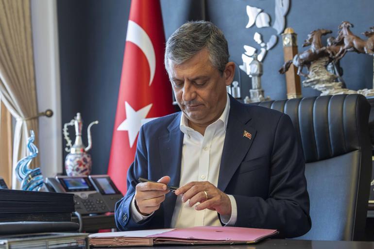 Özgür Özelin partisinin adı Yeni Parti oldu