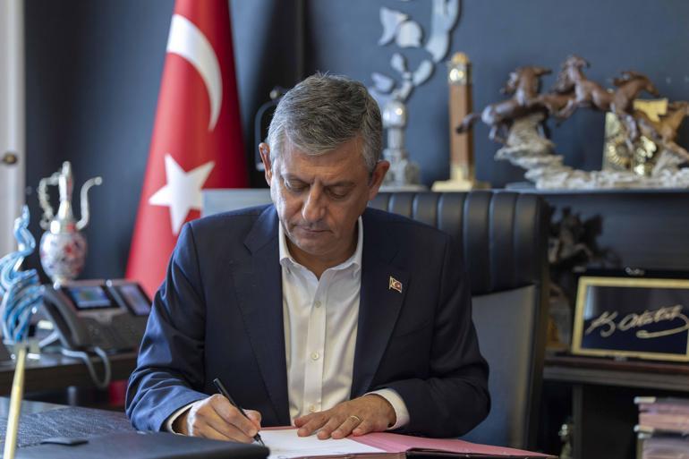 Özgür Özelin partisinin adı Yeni Parti oldu
