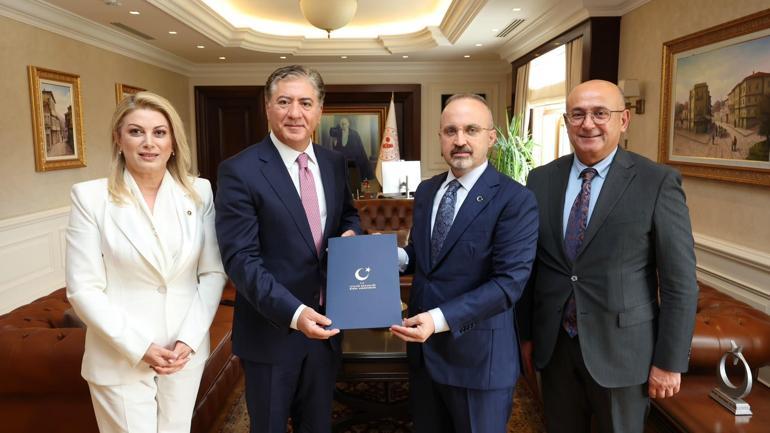 Özgür Özelin partisinin adı Yeni Parti oldu