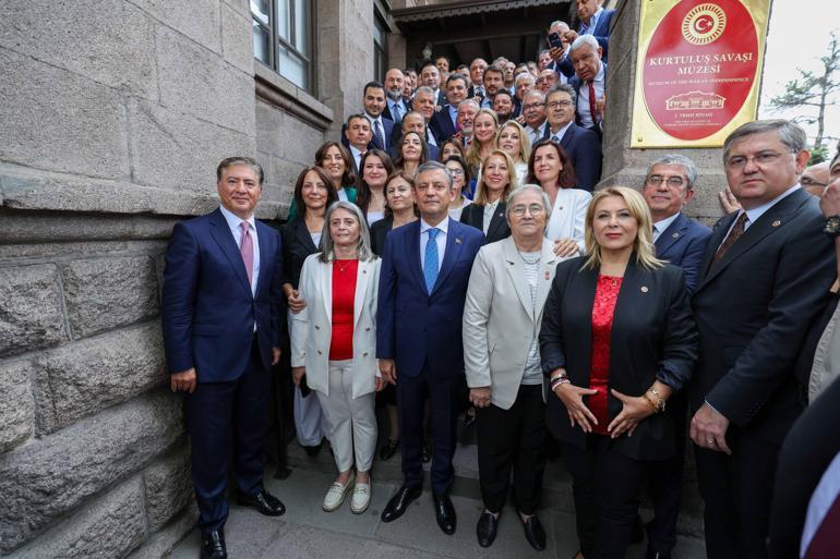 Özgür Özelin partisinin adı Yeni Parti oldu