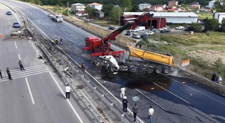 Çekmeköy’de hafriyat kamyonu takla attı; şoför ağır yaralandı