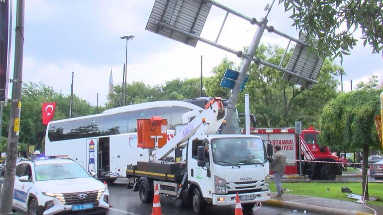 Eyüpsultanda yolcu otobüsü önce otomobile ardından direğe çarptı: 2si ağır 30 yaralı