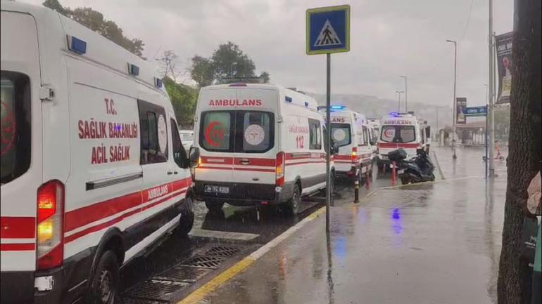 Eyüpsultanda yolcu otobüsü önce otomobile ardından direğe çarptı: 2si ağır 30 yaralı