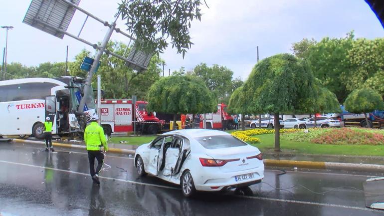 Eyüpsultanda yolcu otobüsü önce otomobile ardından direğe çarptı: 2si ağır 30 yaralı