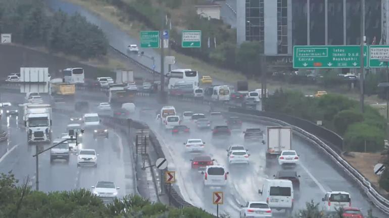 İstanbul’da sağanak etkili oluyor; yollar göle döndü