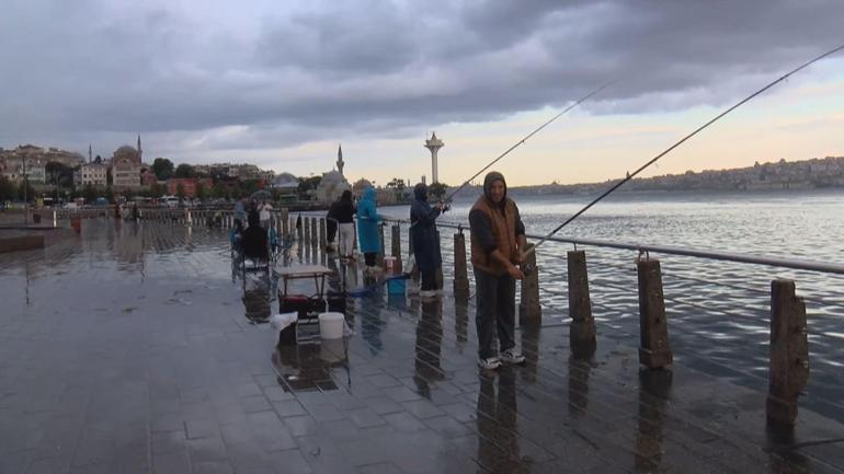 İstanbul’da sağanak etkili oluyor; yollar göle döndü
