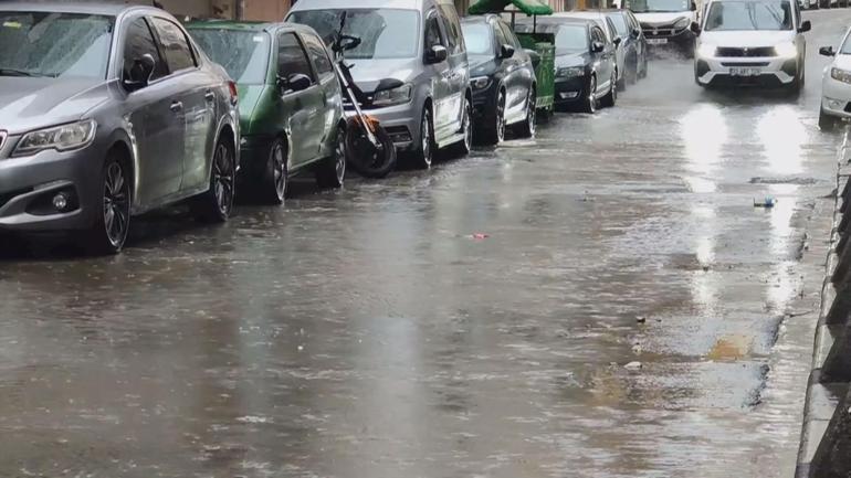 İstanbul’da sağanak etkili oluyor; yollar göle döndü