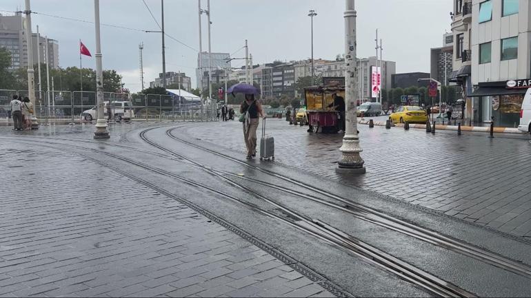 İstanbul’da sağanak etkili oluyor; yollar göle döndü