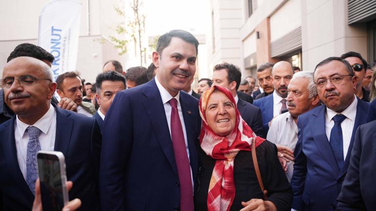 Bakan Kurum Malatya’da Bakırcılar Çarşısı’nı açtı, depremzede aileye misafir oldu
