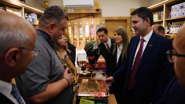 Bakan Kurum Malatya’da Bakırcılar Çarşısı’nı açtı, depremzede aileye misafir oldu