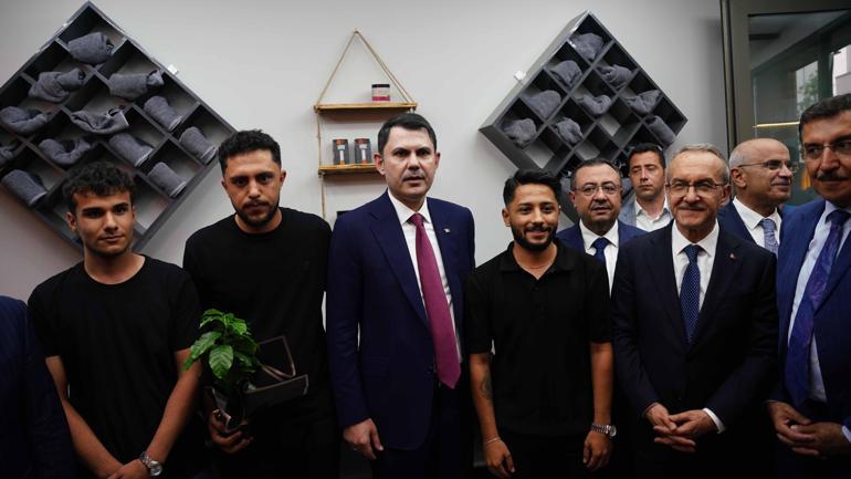 Bakan Kurum Malatya’da Bakırcılar Çarşısı’nı açtı, depremzede aileye misafir oldu