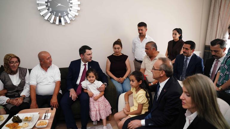Bakan Kurum Malatya’da Bakırcılar Çarşısı’nı açtı, depremzede aileye misafir oldu