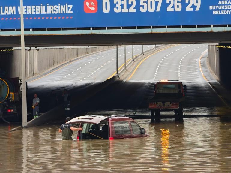 Ankarada sağanak sele neden oldu; araçlar sürüklendi