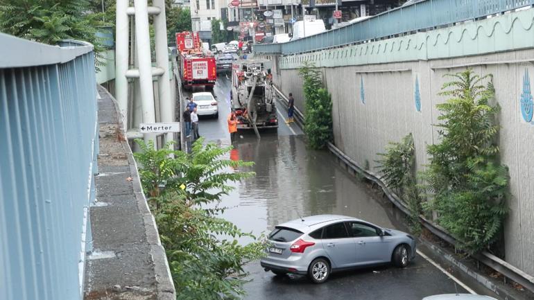 Güngören’de alt geçidi su bastı, araç kuyruğu oluştu
