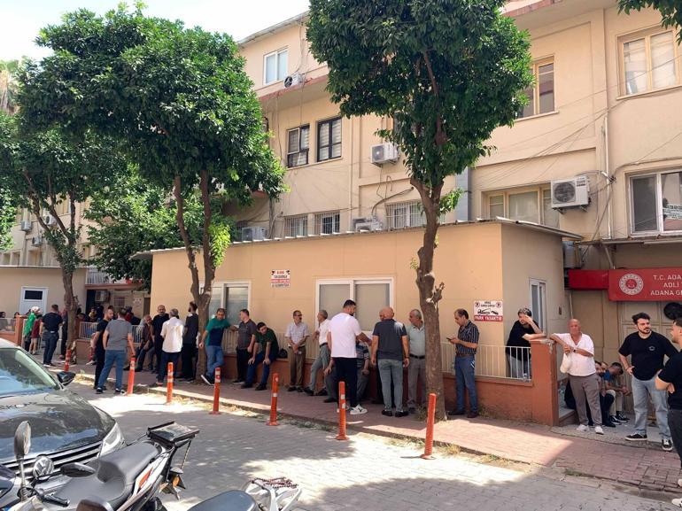 Boşanma aşamasındaki eşini 7 yaşındaki kızlarının gözü önünde öldürmüş