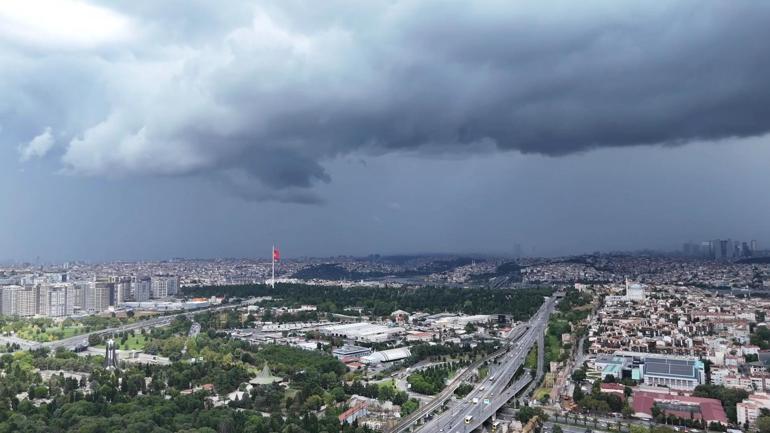 İstanbulda gökyüzü kara bulutla kaplandı