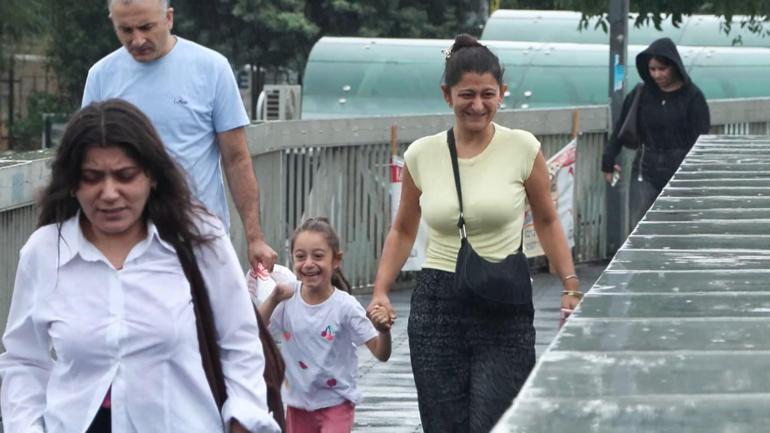 İstanbulda yağmura hazırlıksız yakalananlar, kapalı alanlara koştu