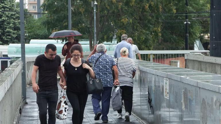 İstanbulda yağmura hazırlıksız yakalananlar, kapalı alanlara koştu