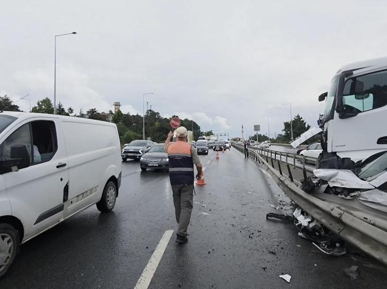 Arnavutköyde beton mikseri hafif ticari araca çarptı: 2 yaralı
