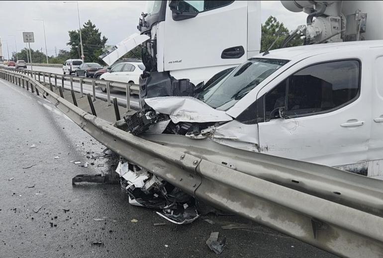 Arnavutköyde beton mikseri hafif ticari araca çarptı: 2 yaralı