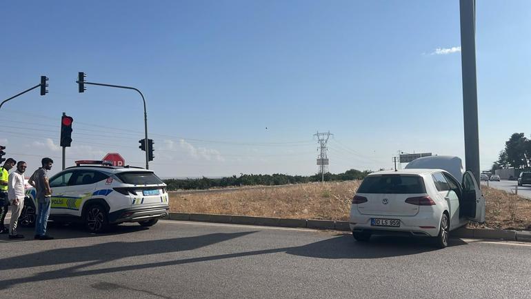 Kiliste kontrolden çıkan otomobil yön tabelasına çarptı: 2 yaralı