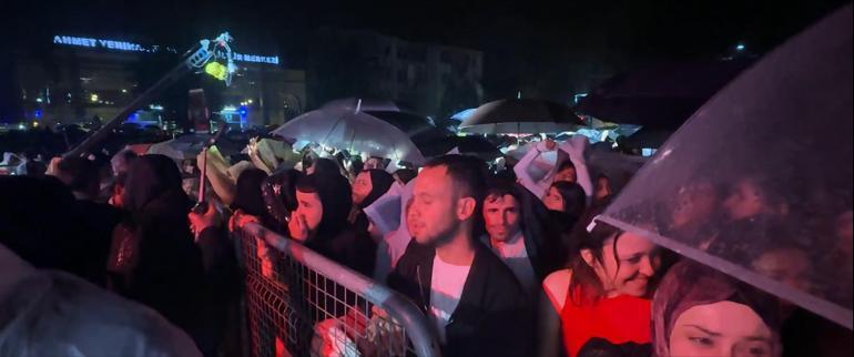 Semicenk konserine gelenler sağanak yağmura rağmen alandan ayrılmadı