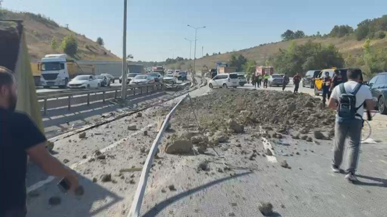 Eyüpsultanda otomobile çarpan hafriyat kamyonu devrildi: 2 yaralı