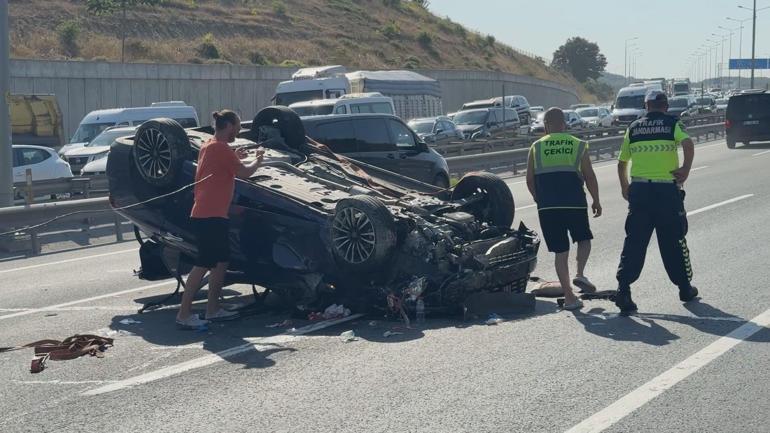 Eyüpsultanda otomobile çarpan hafriyat kamyonu devrildi: 2 yaralı