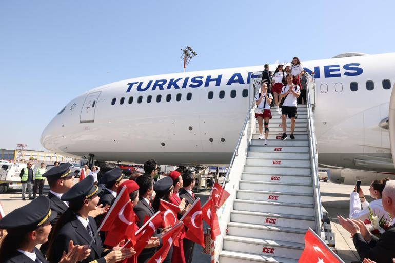 Milletler Ligi şampiyonu Filenin Sultanları yurda döndü