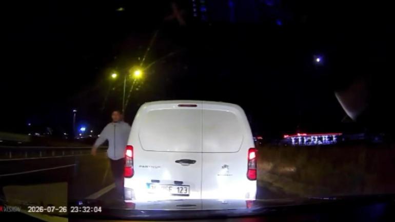 Silivride otoyolda otomobile çarpıp önünü kestiler; saldırı kamerada