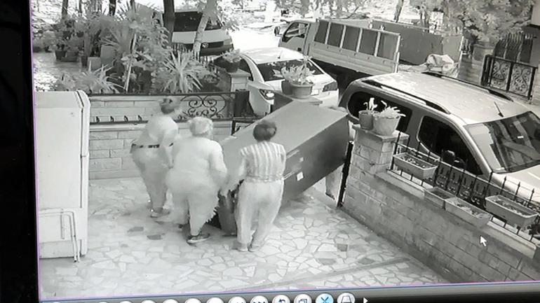 Avcılarda yaklaşık 100 kilogram ağırlığında buzdolabını çalan 4 kadın kamerada