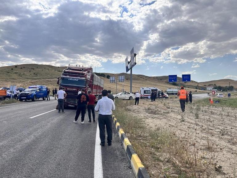 Çankırıda kamyon ile otomobil çarpıştı: 3 ölü, 2 yaralı