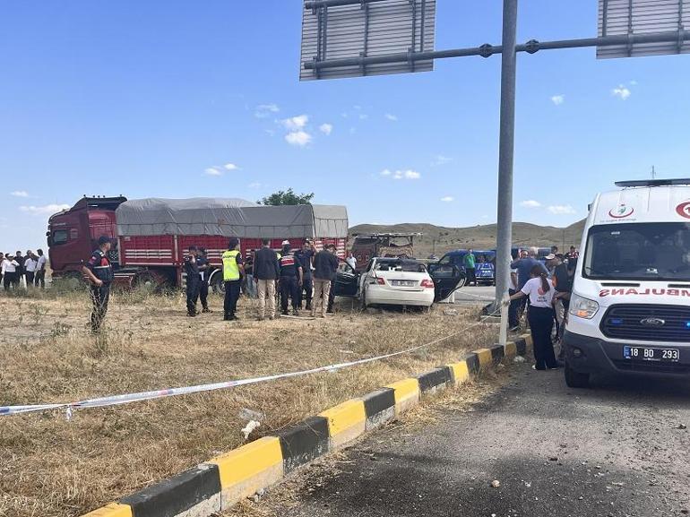 Çankırıda kamyon ile otomobil çarpıştı: 3 ölü, 2 yaralı