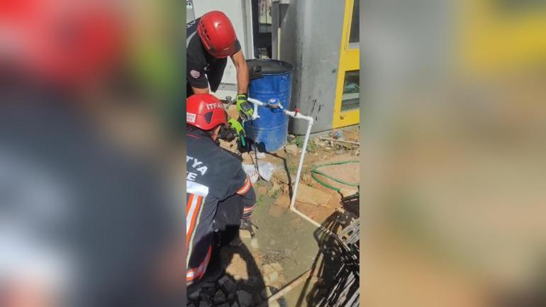 Mikserden dökülen betonda mahsur kalan yavru köpeği itfaiye kurtardı