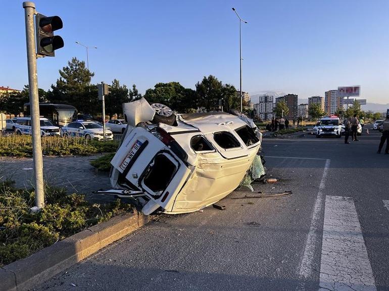 Kayseri’de otomobil ile hafif ticari araç çarpıştı: 4 yaralı