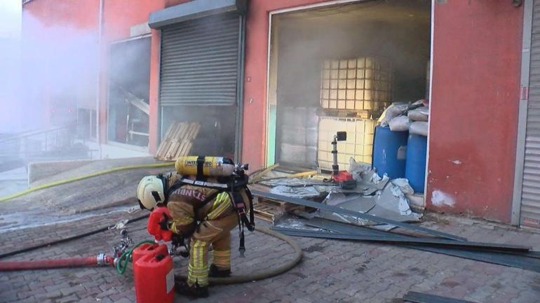 Pendikte 7 katlı sabun fabrikasında çıkan yangın söndürüldü