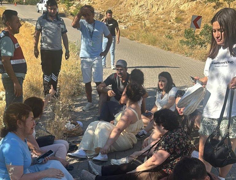 Kahtada turistleri taşıyan minibüs devrildi: 13 yaralı